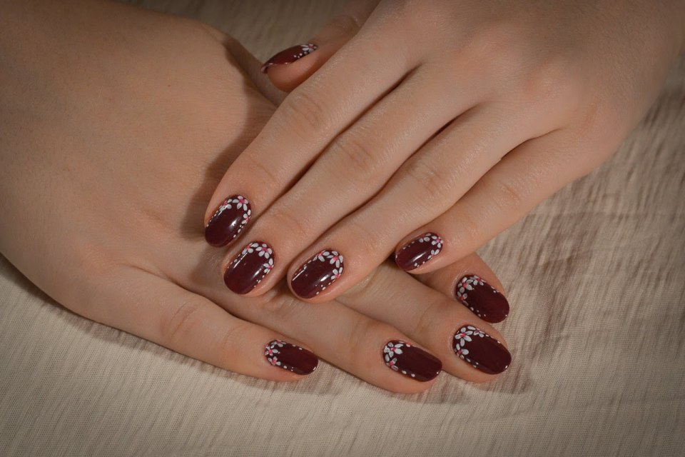 Маникюр красный с лунками новогодний
