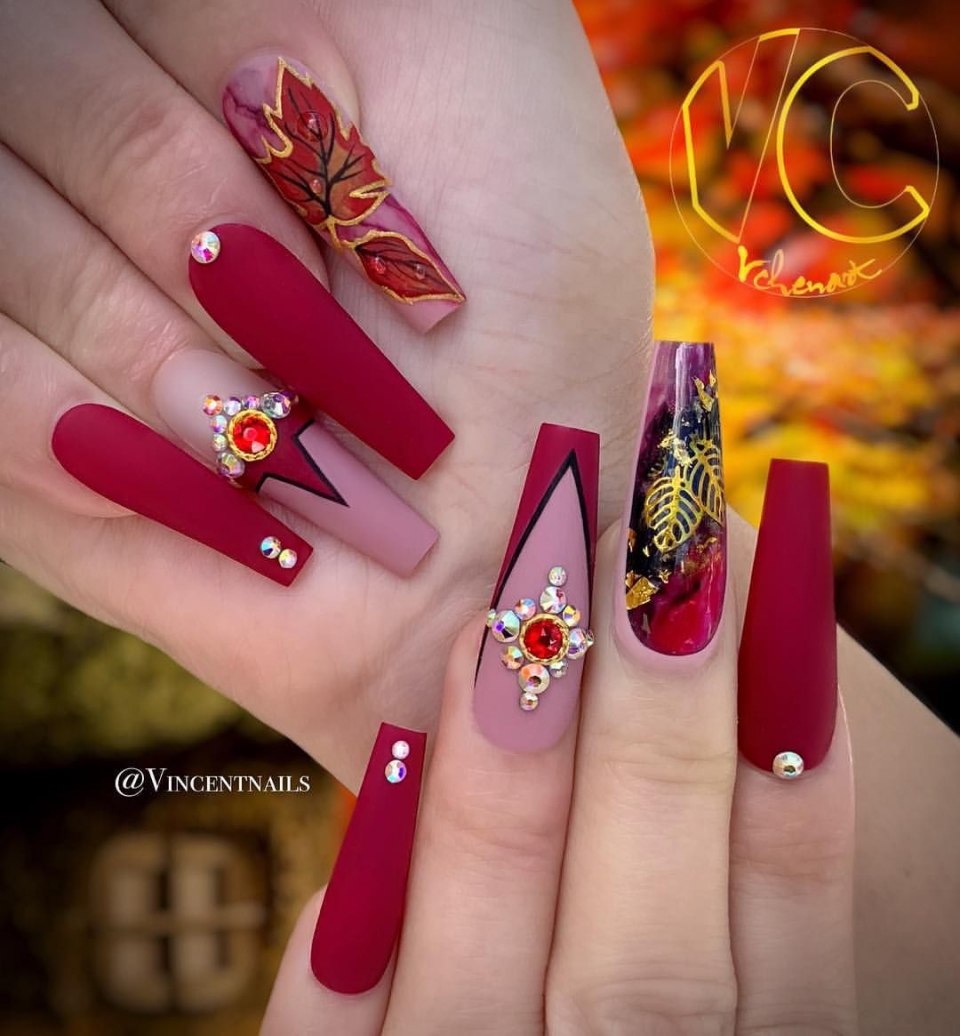 Красные длинные ногти роспись