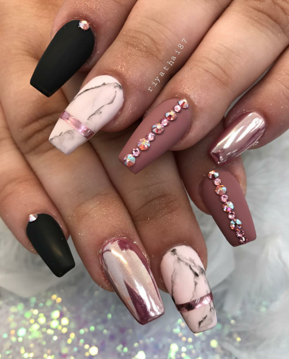 Красивый маникюр на форму балерина красный