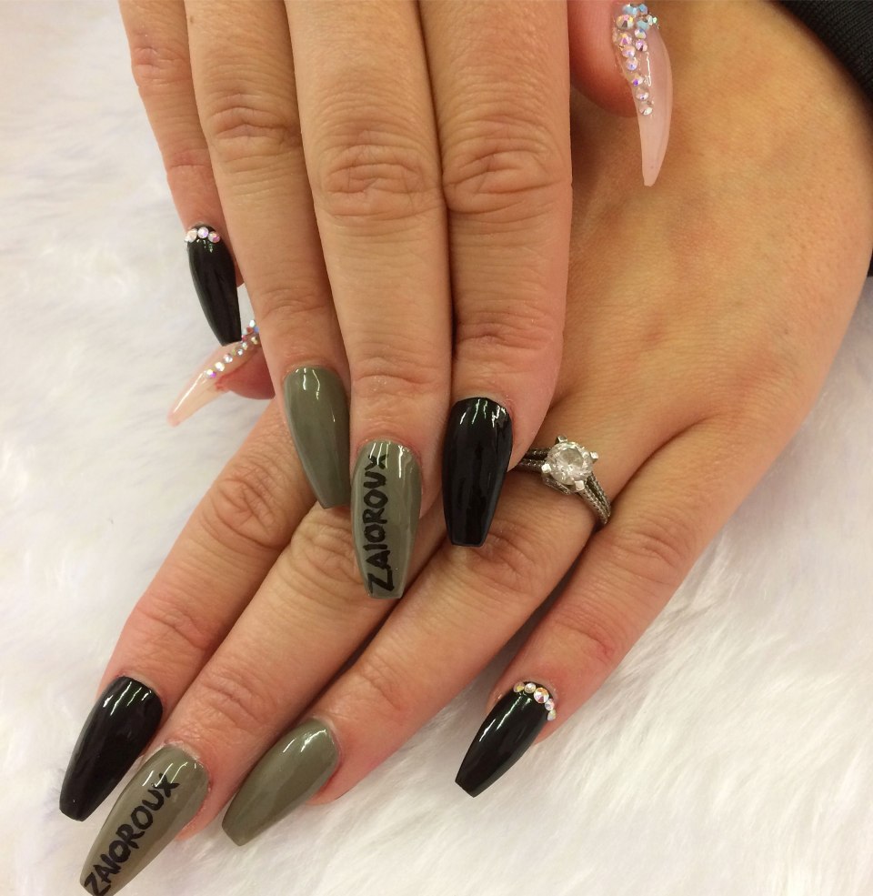Зелёный маникюр на длинные ногти миндалевидной формы