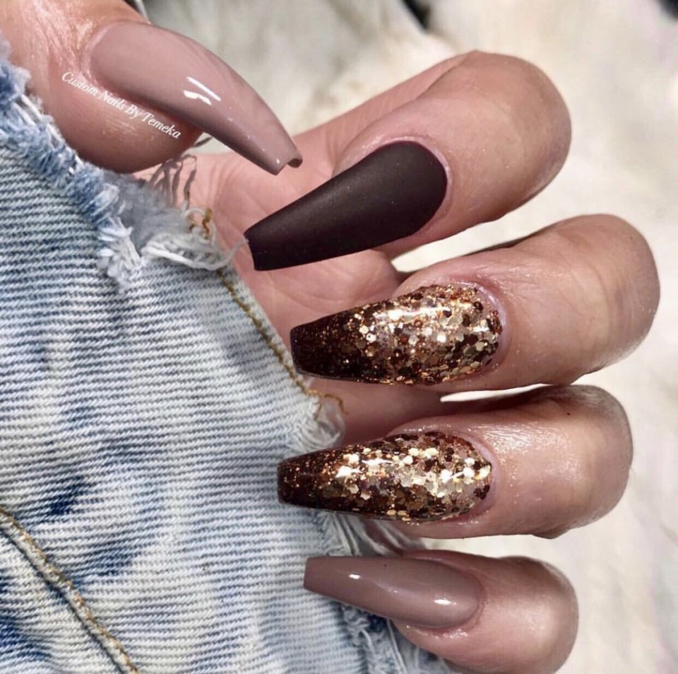 Шоколадный маникюр с блестками