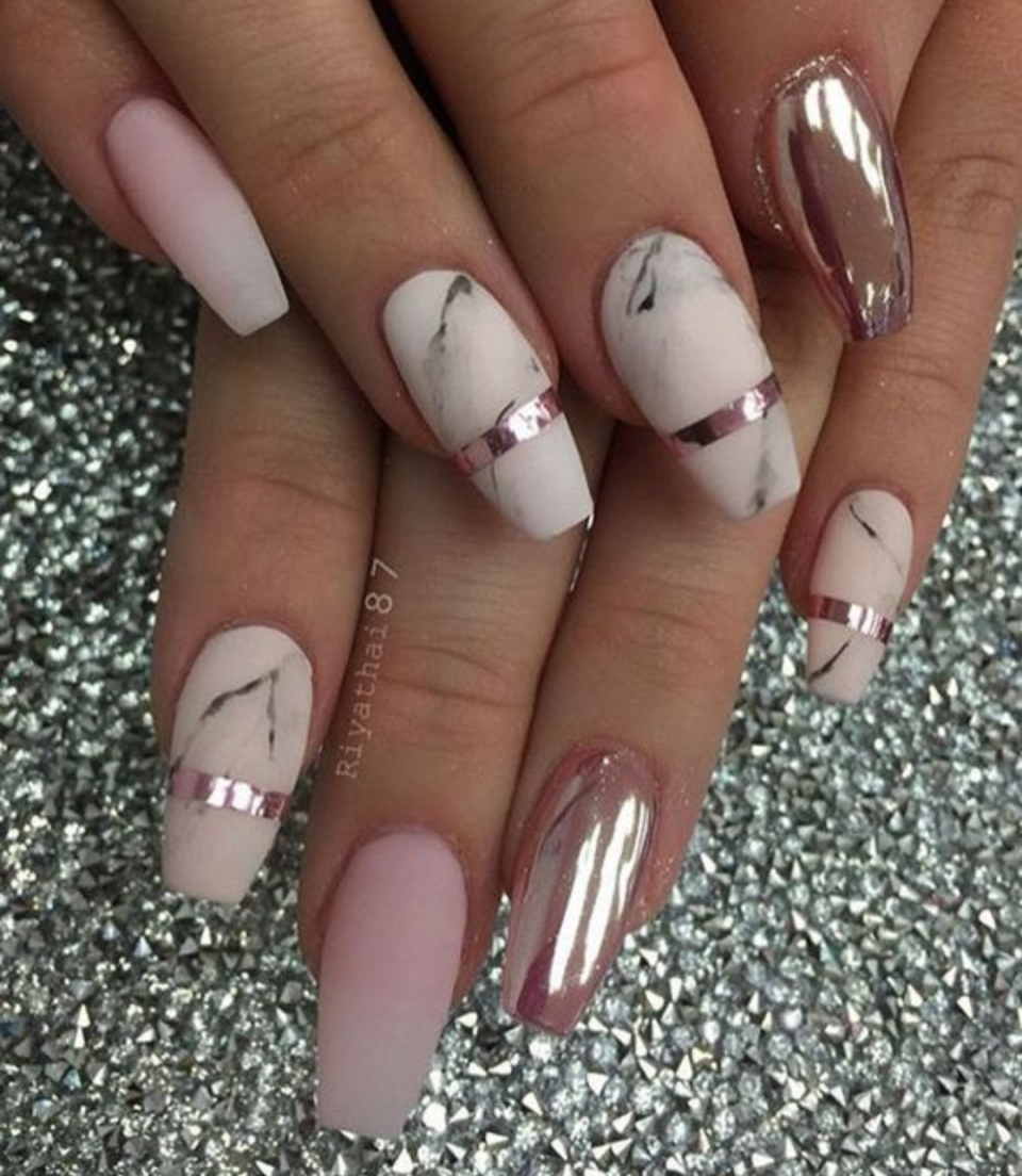 Французский маникюр с мрамором