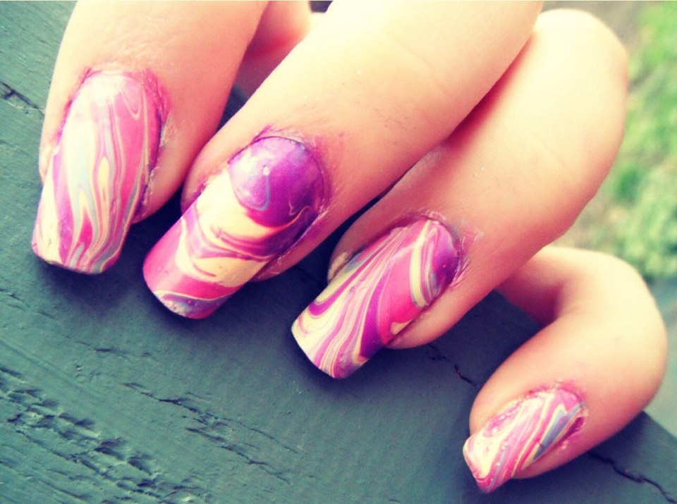 Яркие ногти с разводами