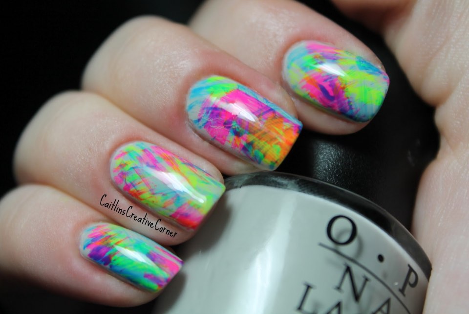 Маникюр с разноцветными разводами