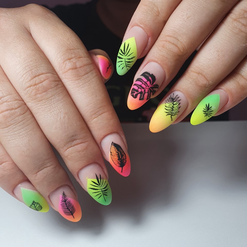 Разноцветные летние ногти