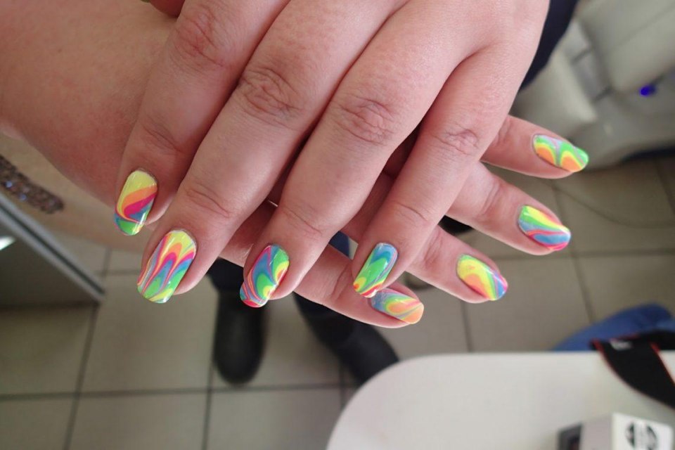 Яркий трехцветный маникюр