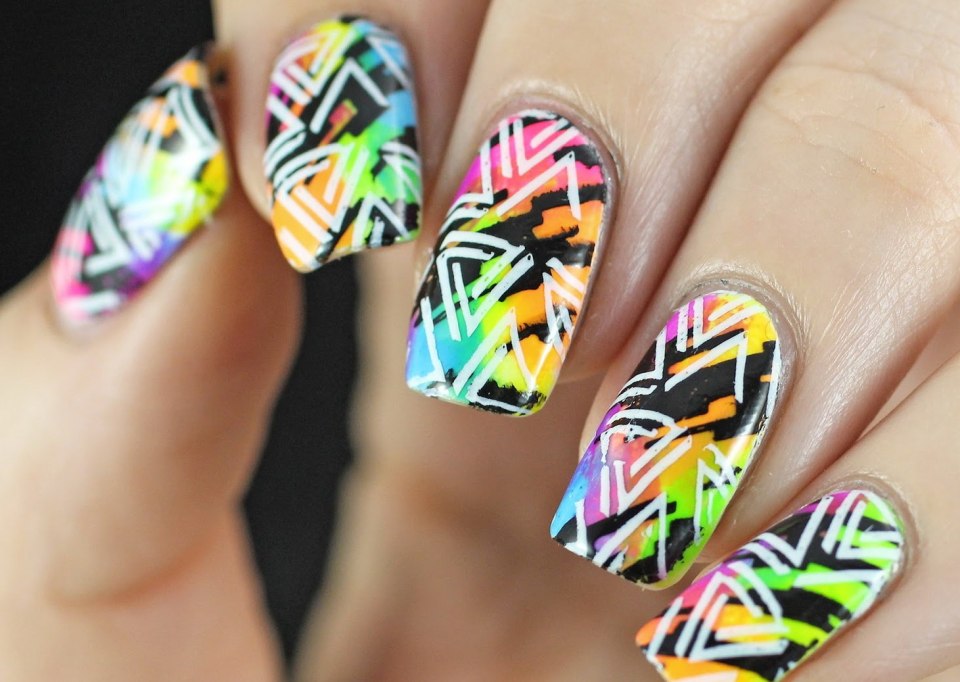 Красный маникюр с геометрическим рисунком