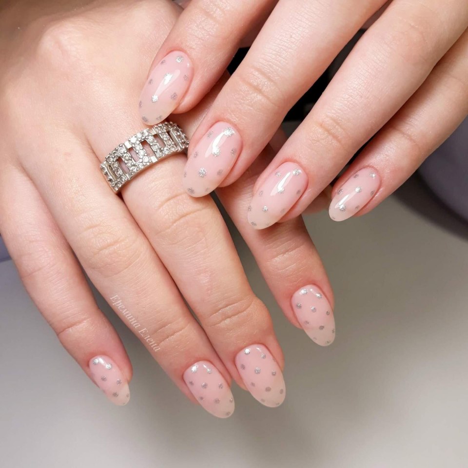 Маникюр нюдовый с блестками