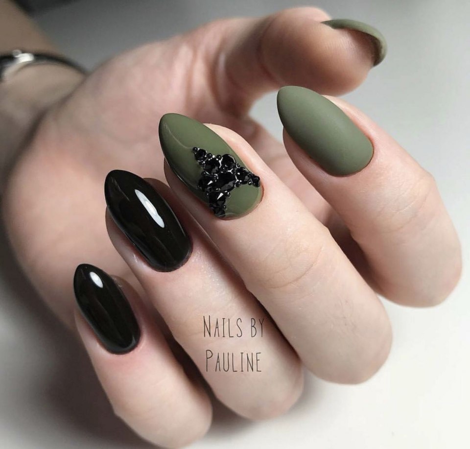 Темно оливковый маникюр