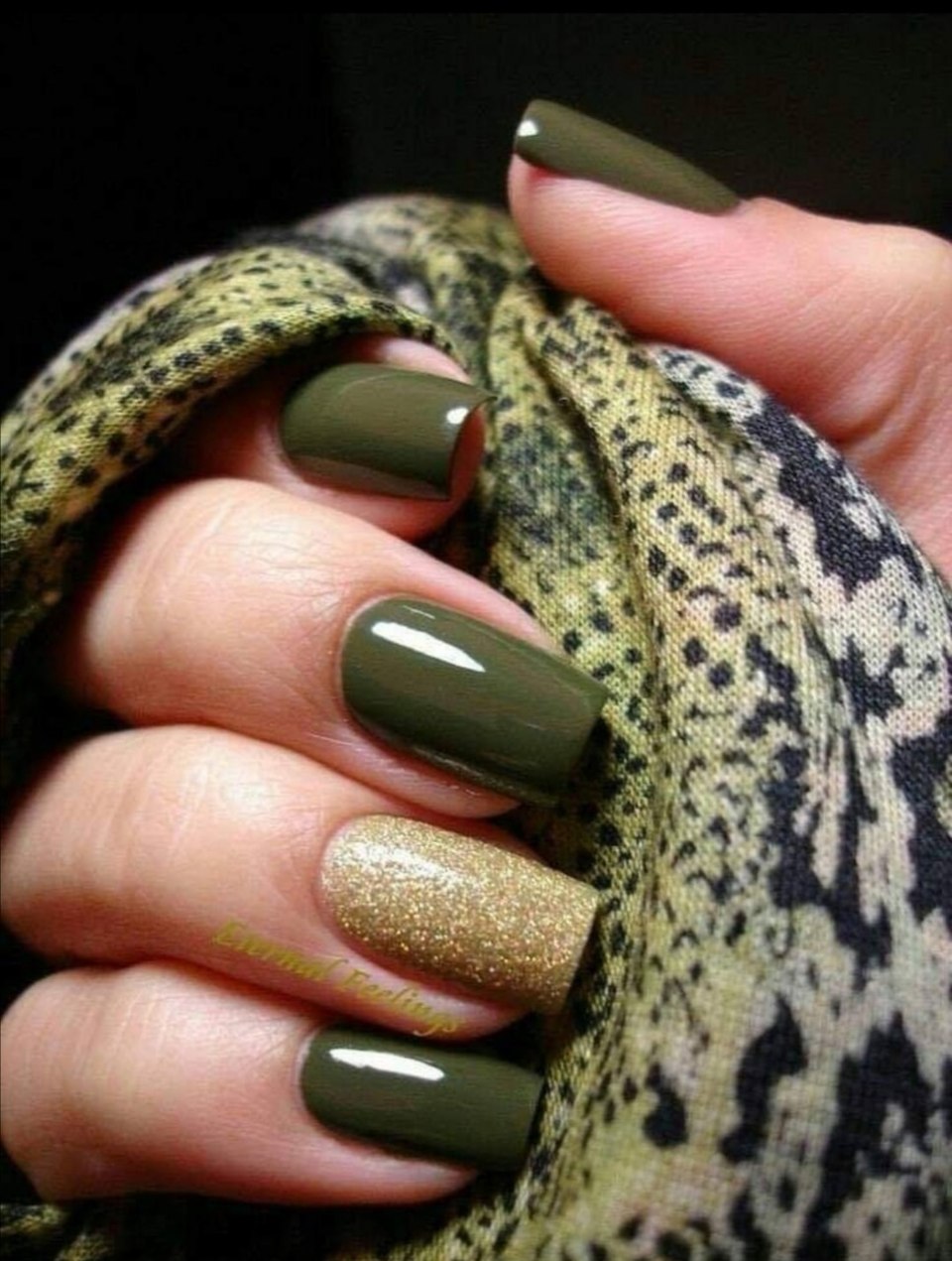 Ногти темно болотного цвета