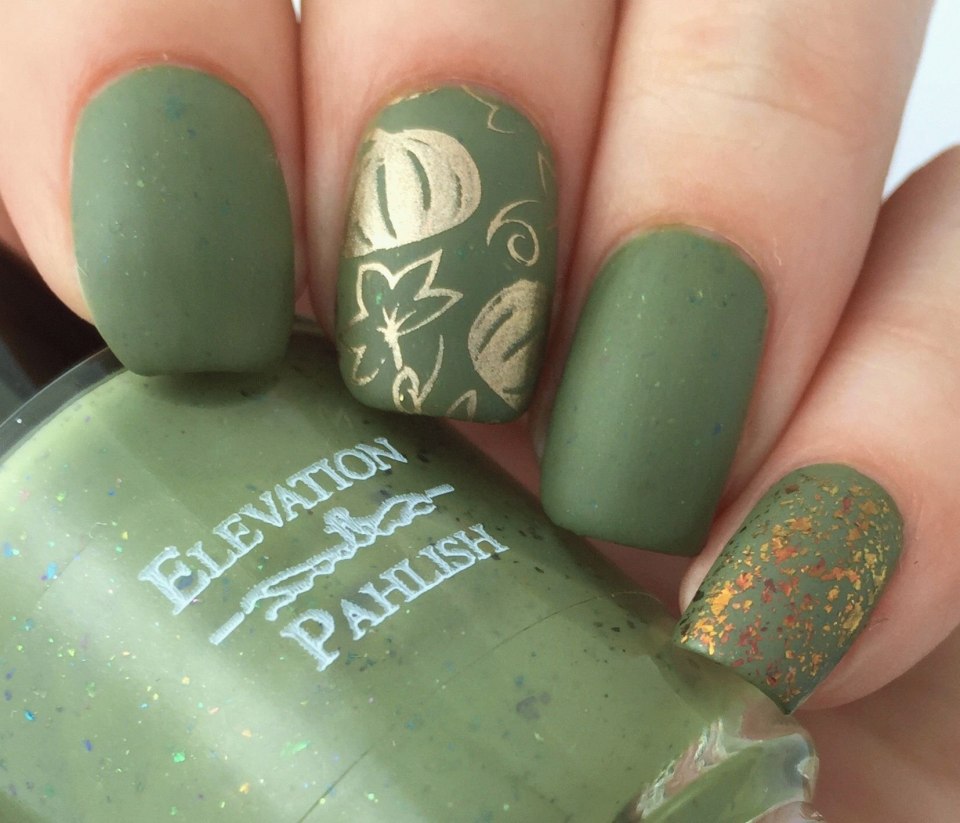 Болотно зеленый маникюр