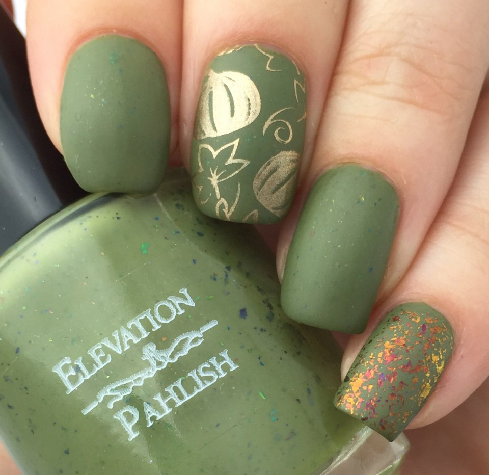 Маникюр зелёный матовый с золотом
