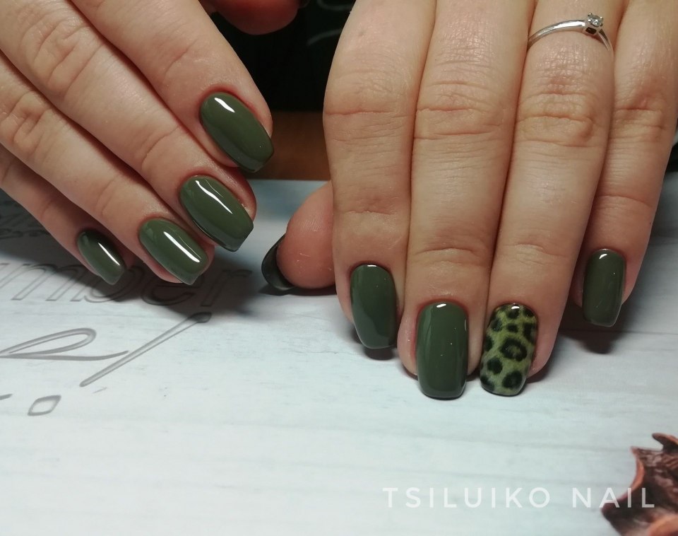 Оливковый маникюр на коротких ногтях