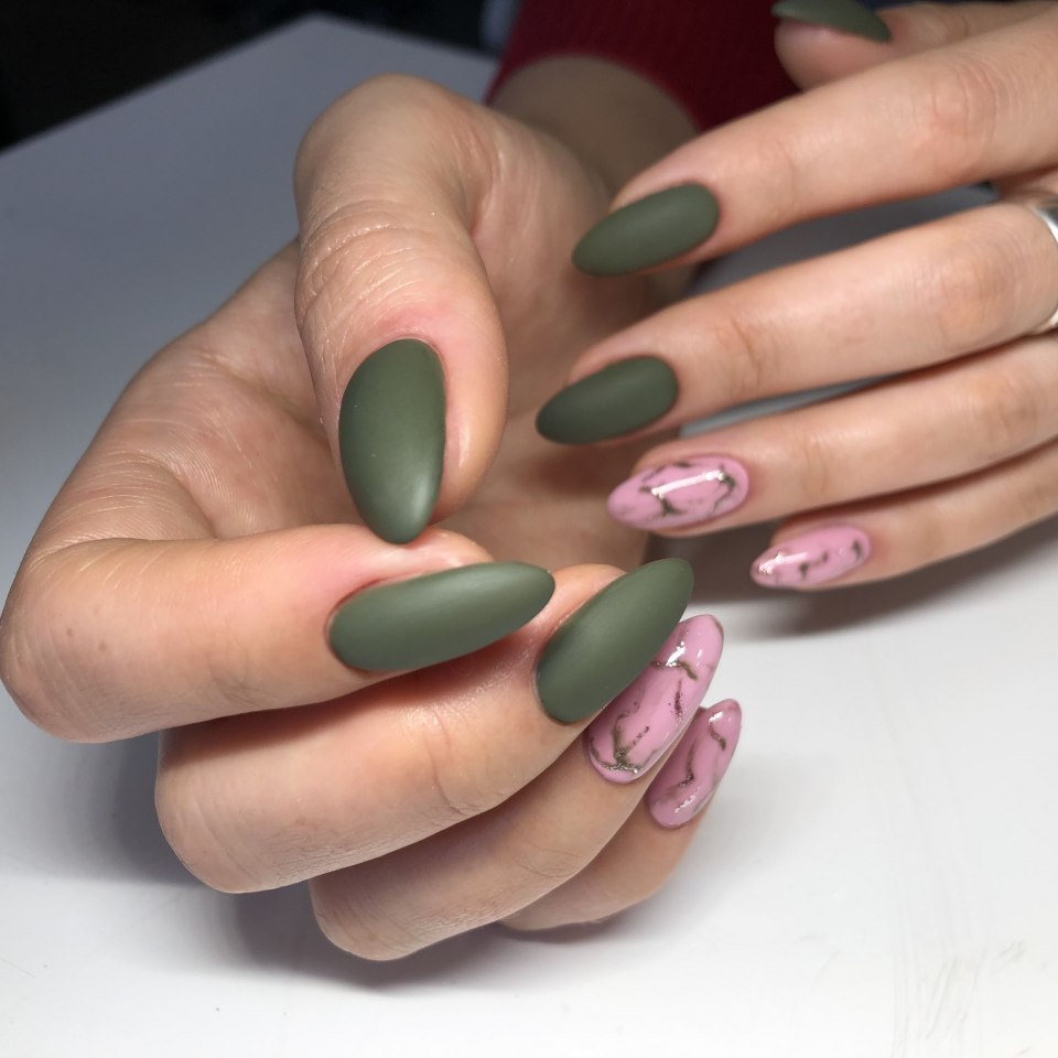 Маникюр цвета хаки матовый