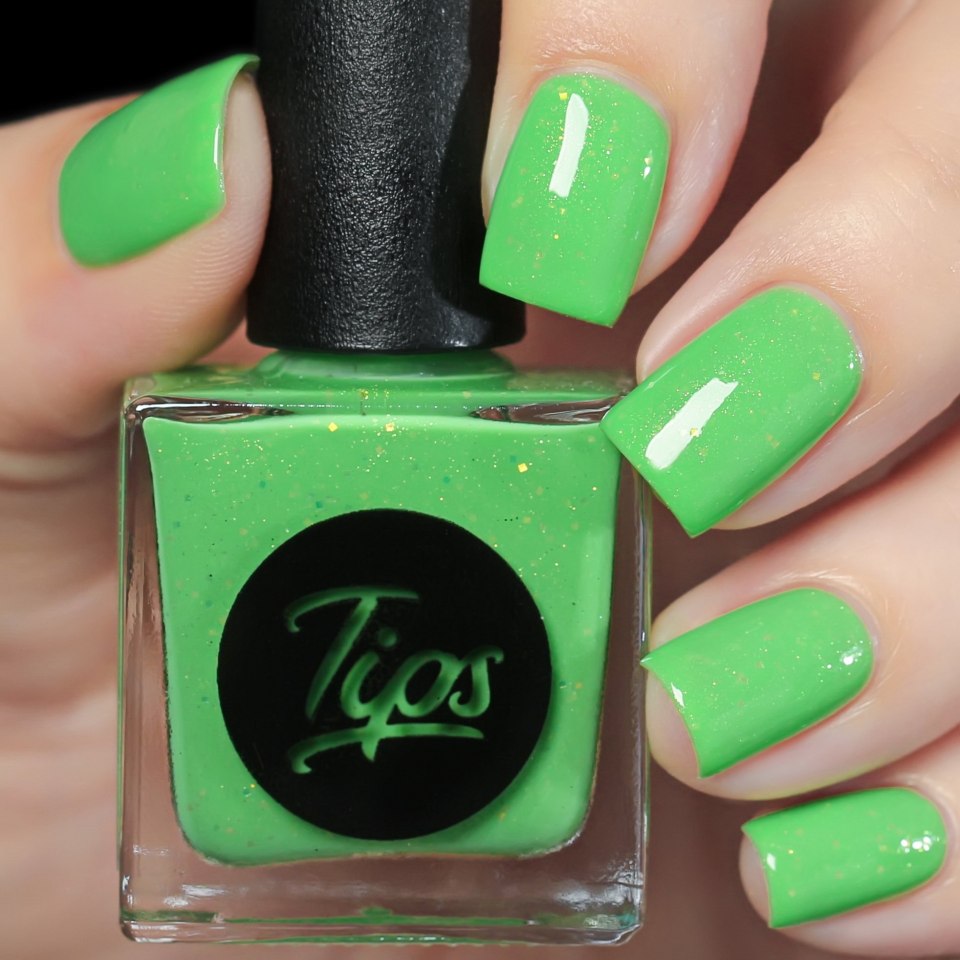 Зелёный маникюр 2021 модные