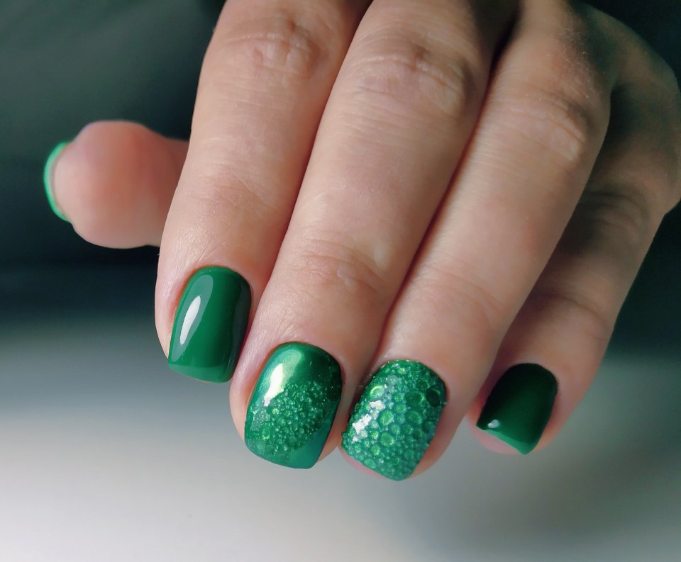 Зеленые блестящие ногти