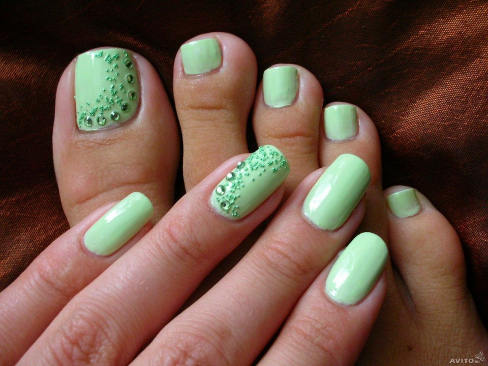 Салатовый педикюр