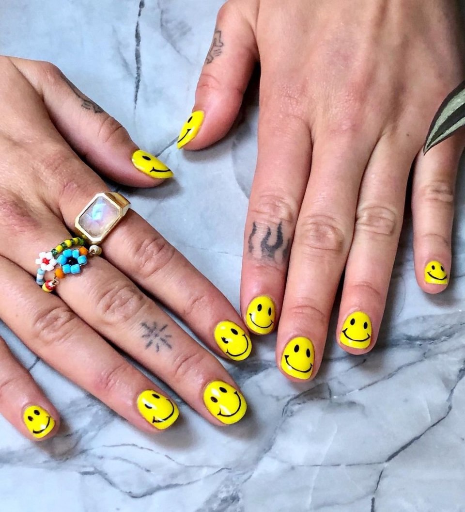 Желтые ногти со смайликами