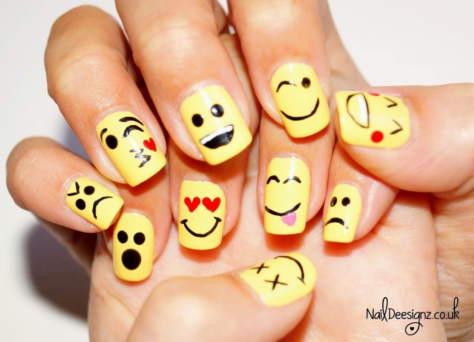 Маникюр со смайликами на короткие ногти