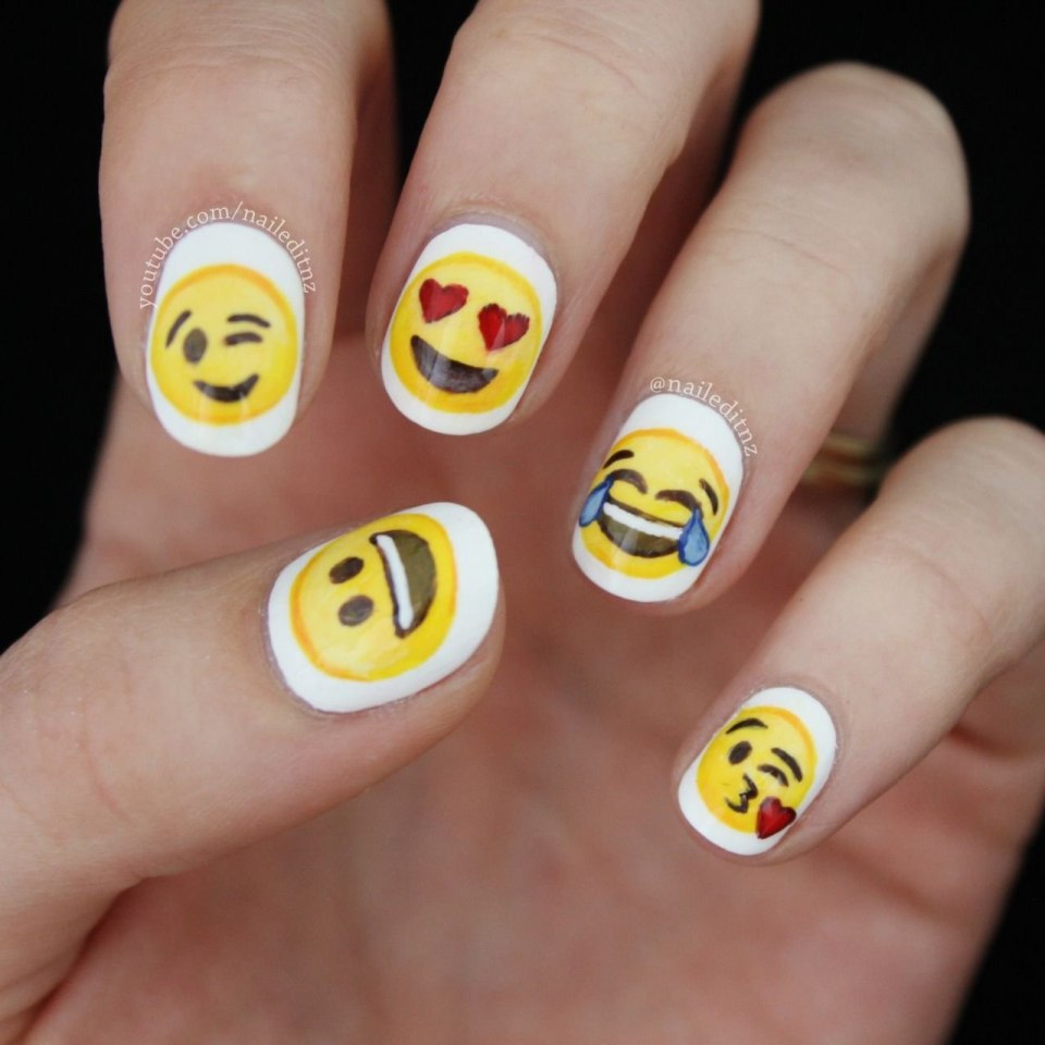 Красивый маникюр со смайликами