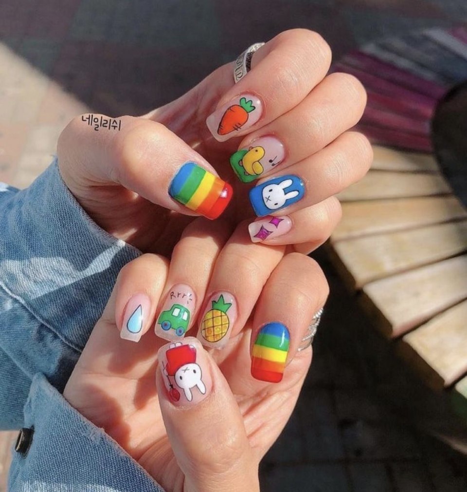 Маникюр на короткие ногти со смайлами