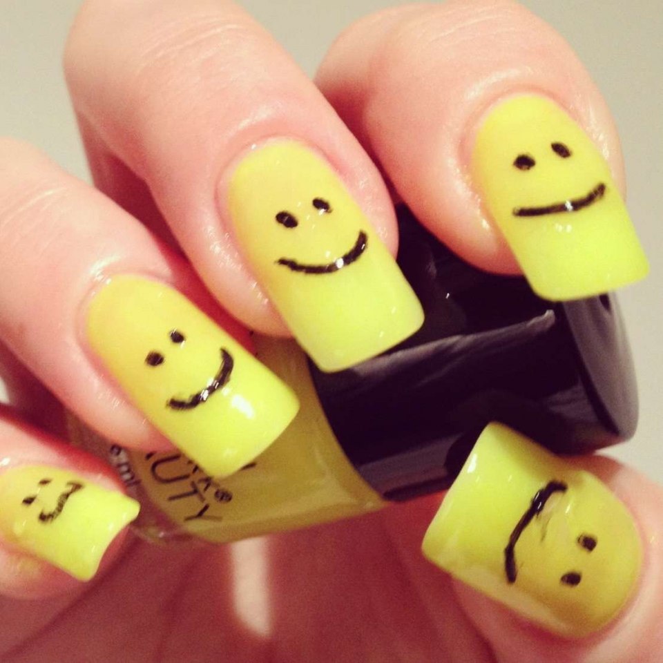 Маникюр со смайликами на короткие ногти