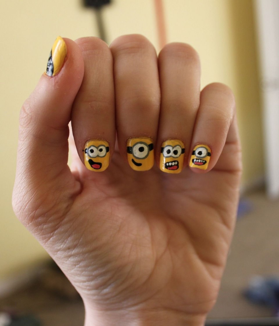 Яркий маникюр со смайликами