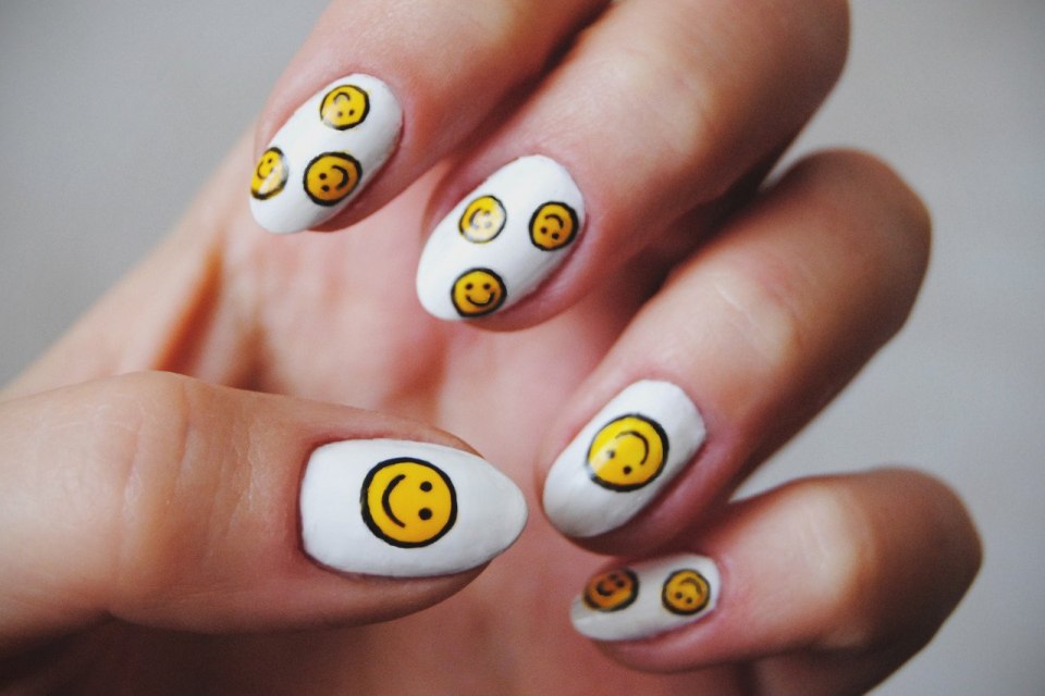 Ногти со смайликами