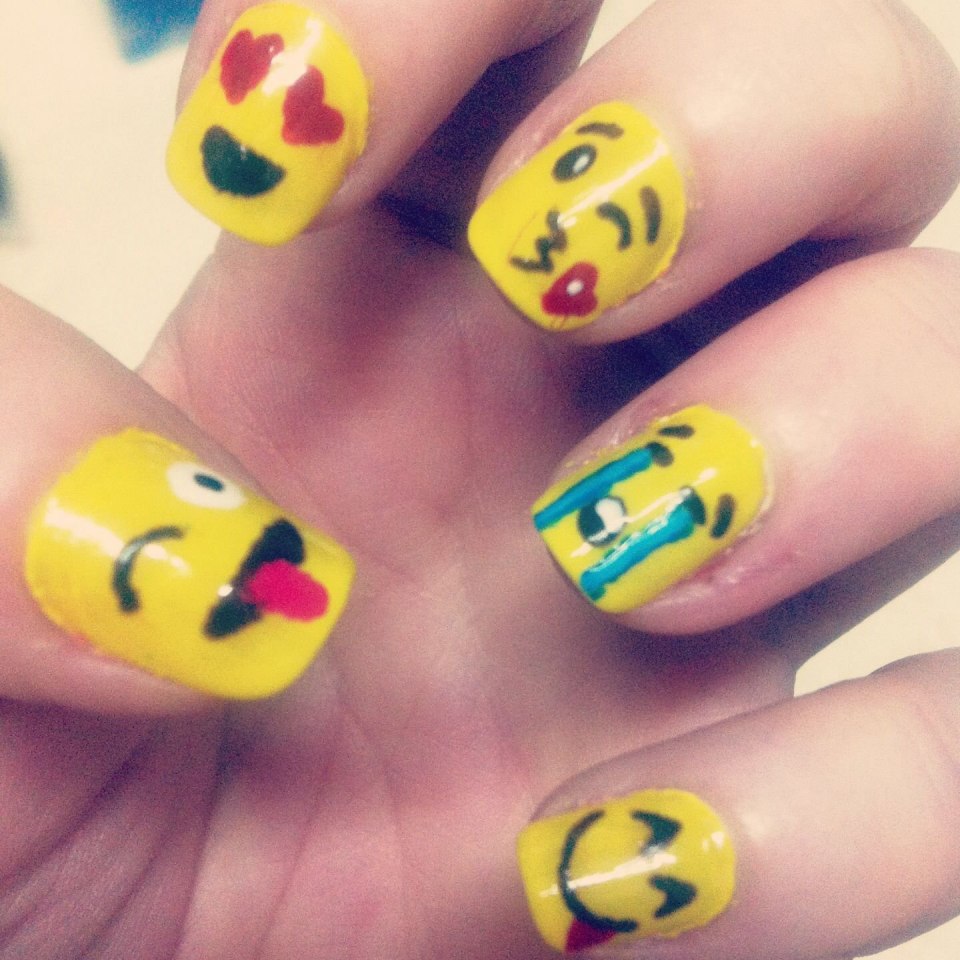Детский маникюр со смайликами