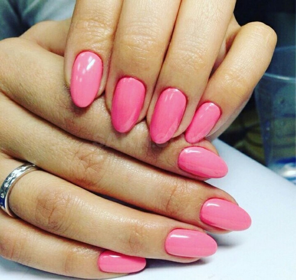 Яркий маникюр однотонный