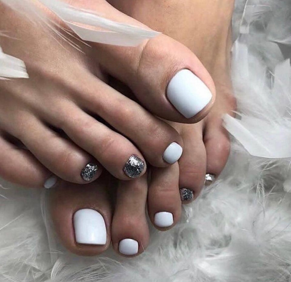 Педикюр серый