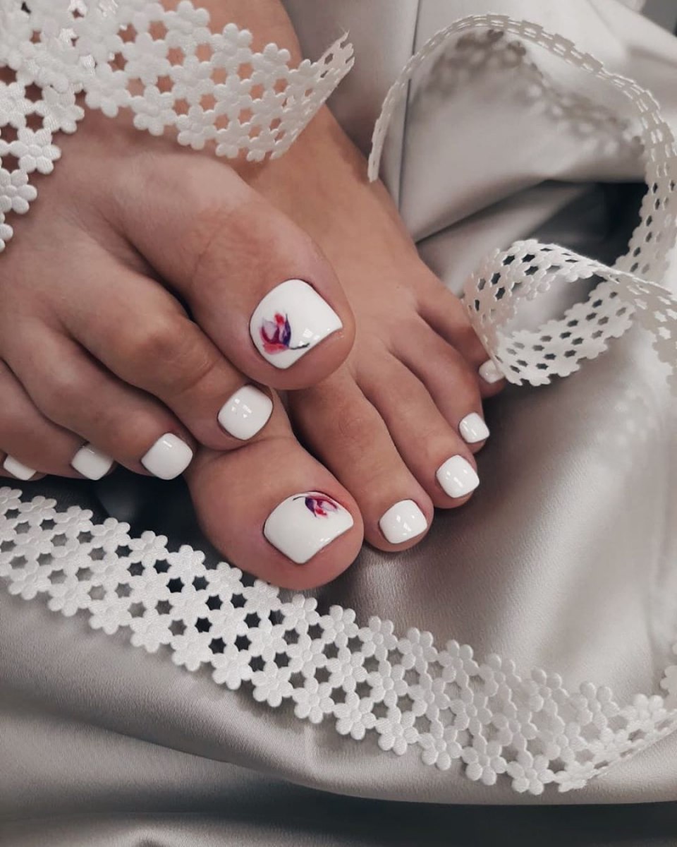 Педикюр розовый с белым