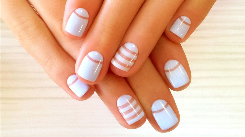 Прозрачный маникюр с полосками