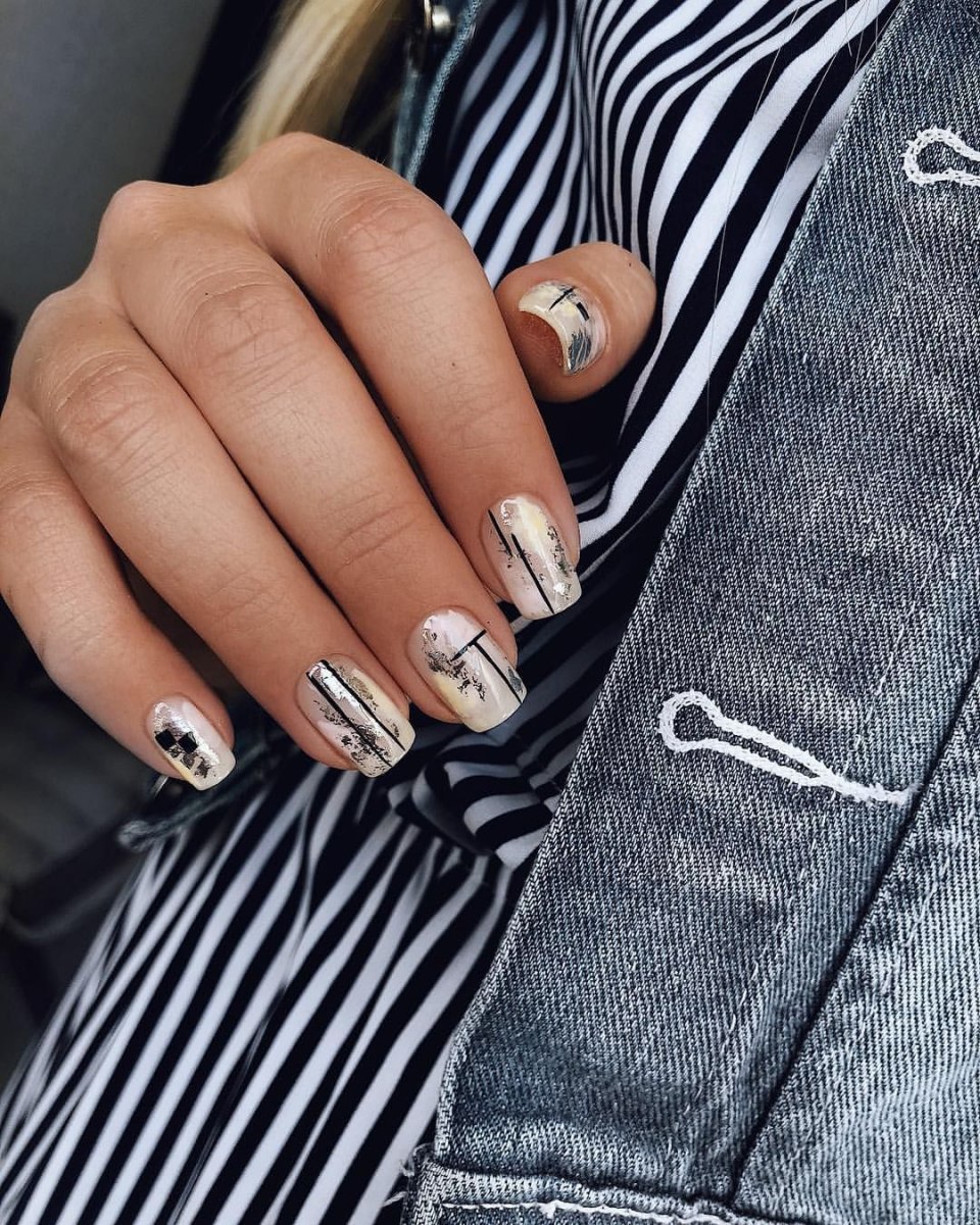 Красивый маникюр с полосками