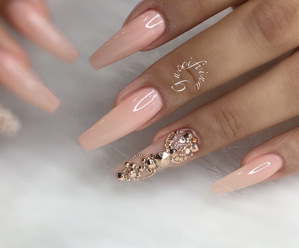 Бежевые длинные ногти