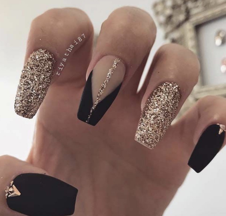 Маникюр с золотыми блестками и стразами