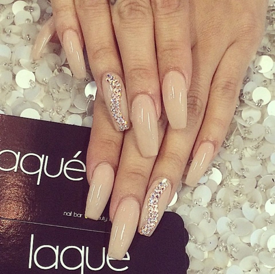 Ногти laque бежевые