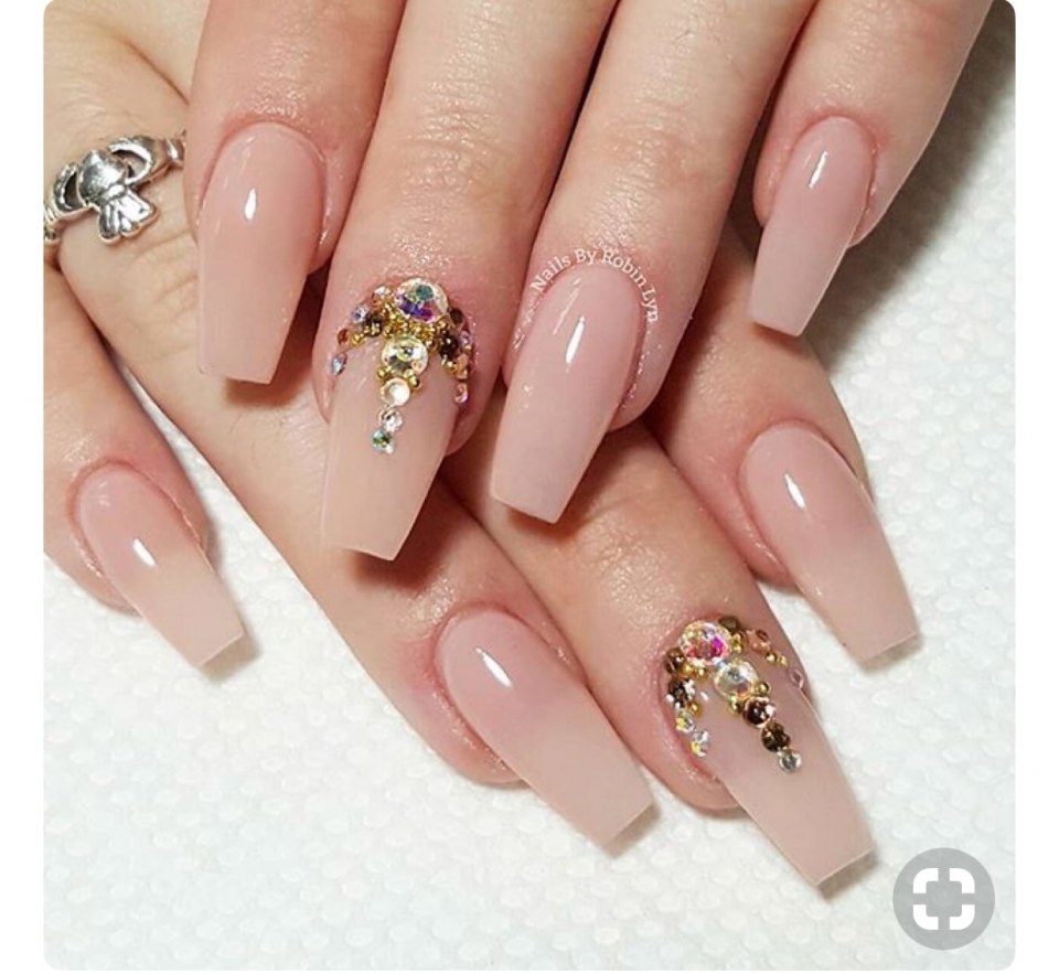 Маникюр бежевый с камнями