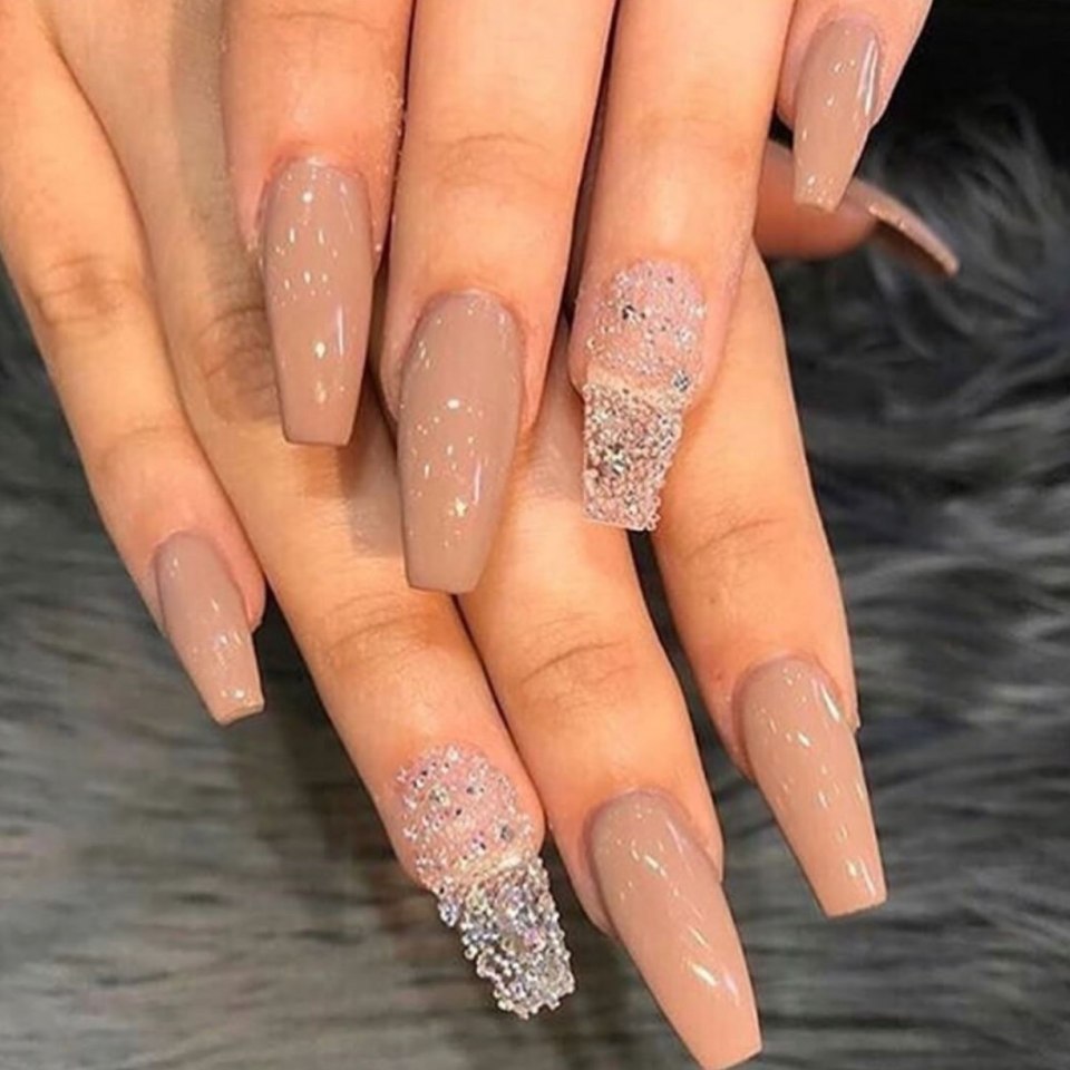 Бежевые длинные ногти