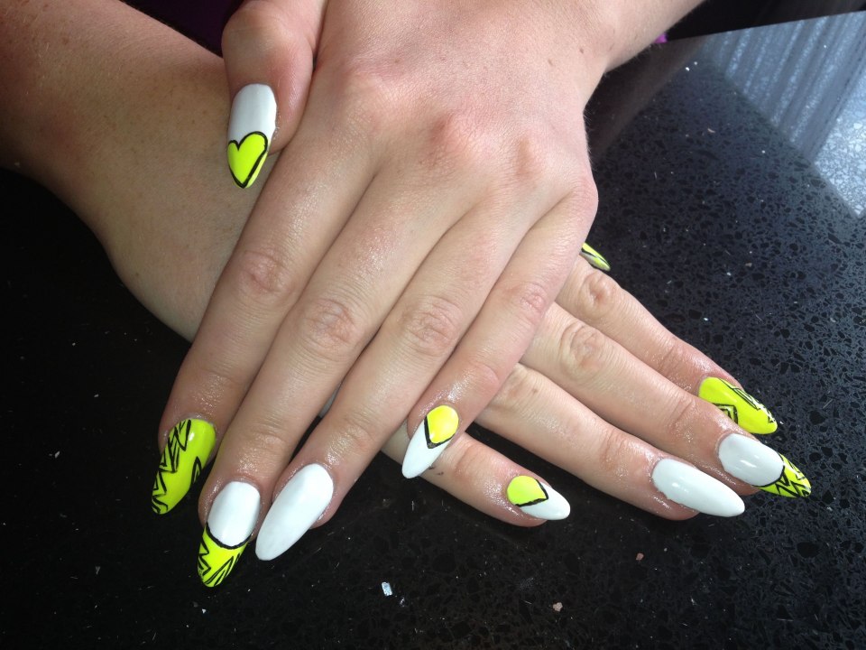 Желтый френч на миндалевидных ногтях