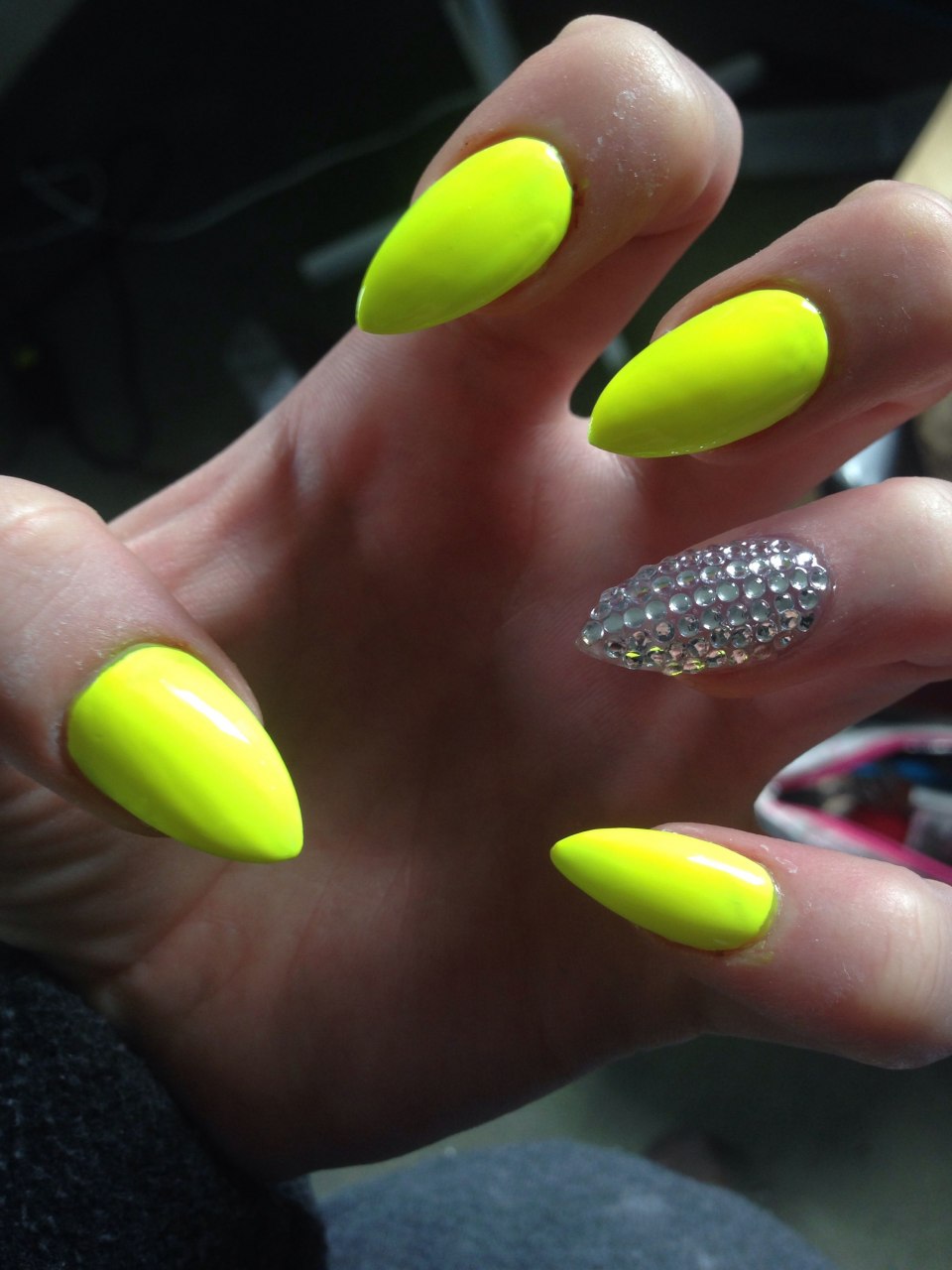 Жёлтый неоновый маникюр на миндальную форму