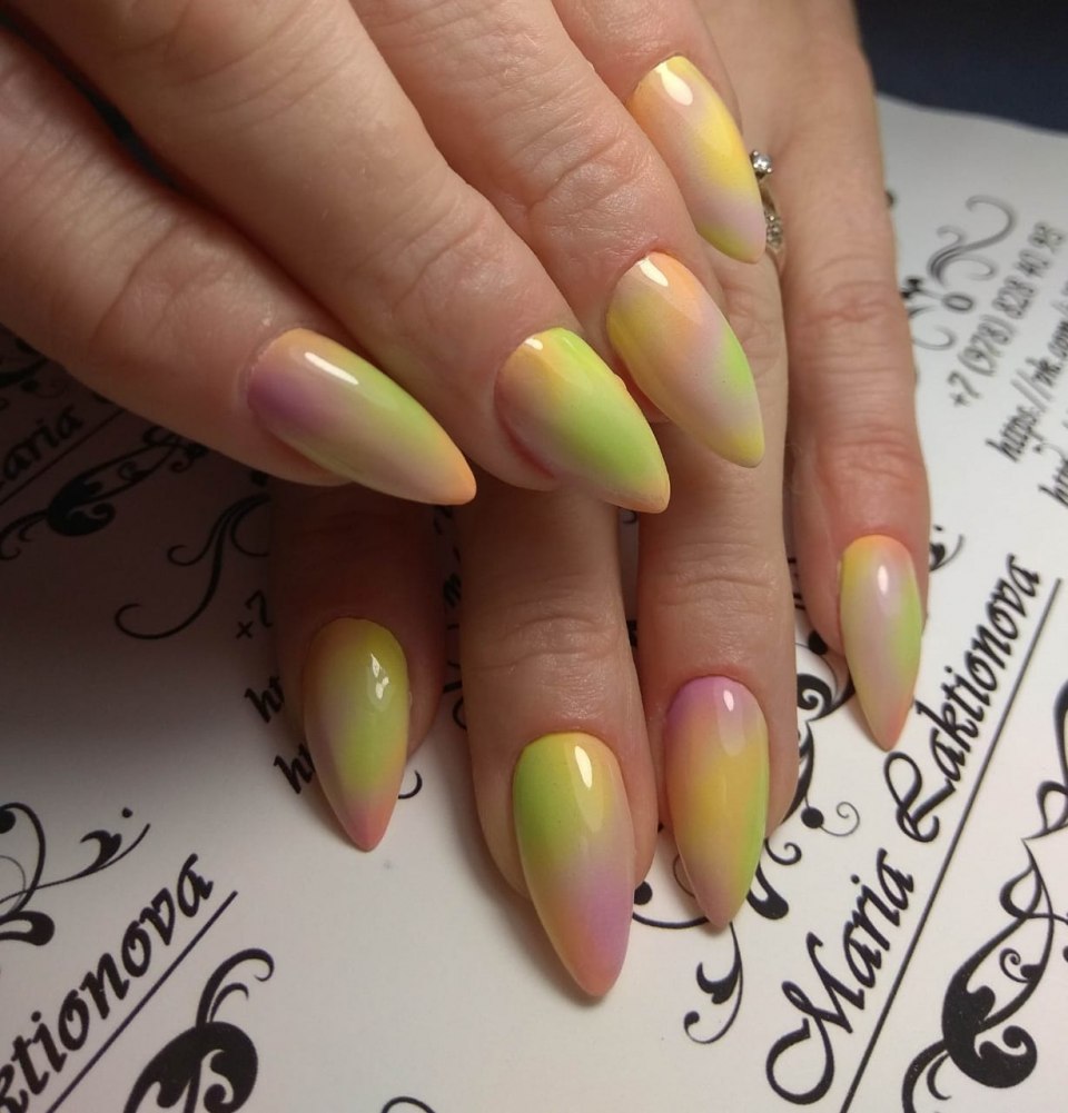 Салатовые ногти острые