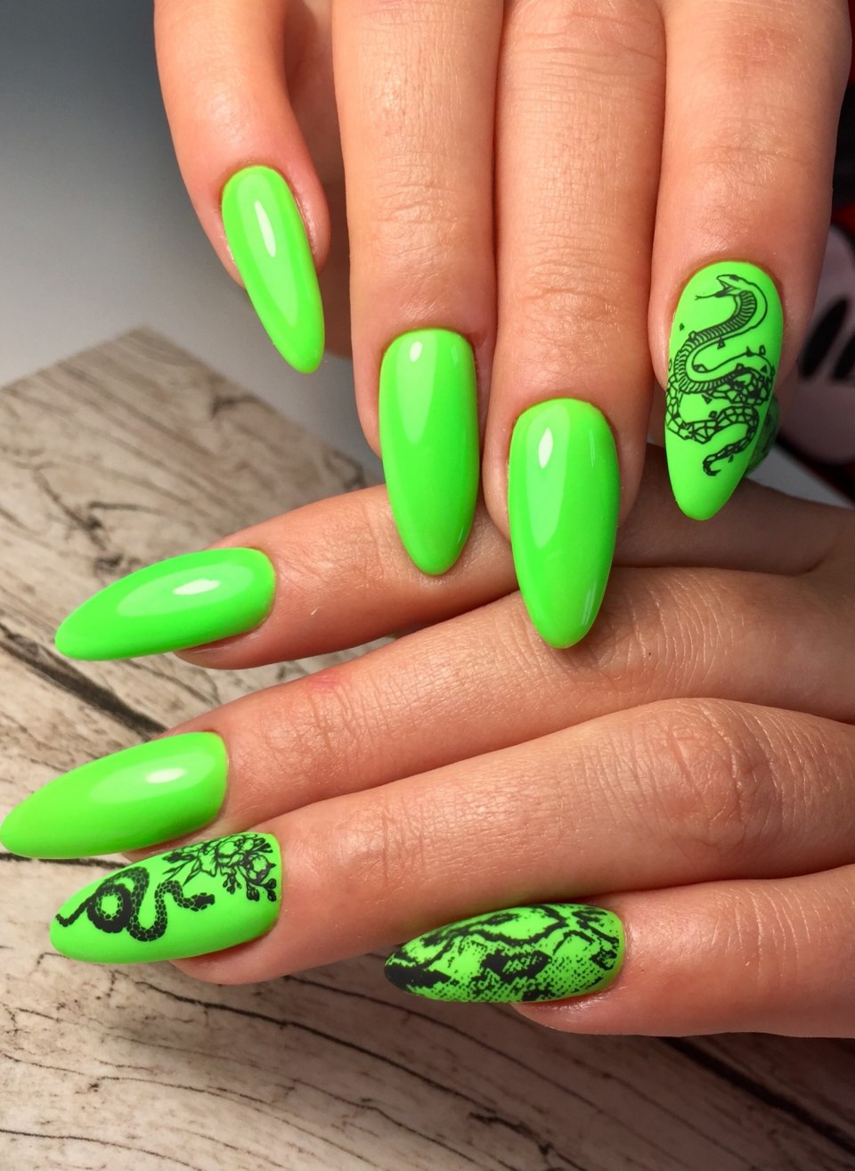Кислотно зеленый маникюр