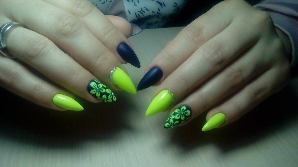 Ярко желтые ногти миндаль