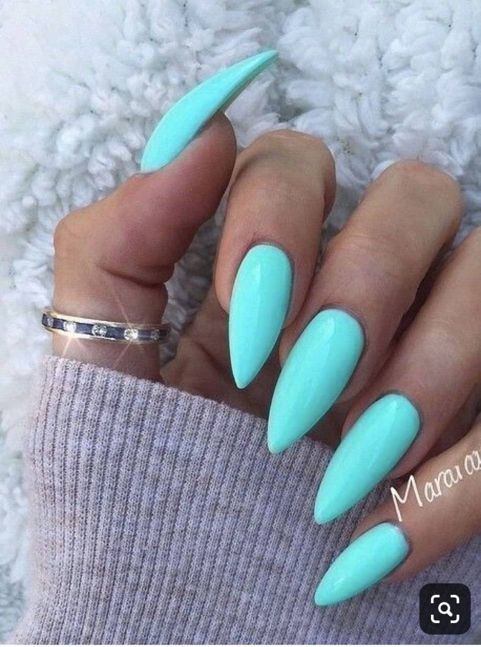 Оранжевый маникюр со стразами