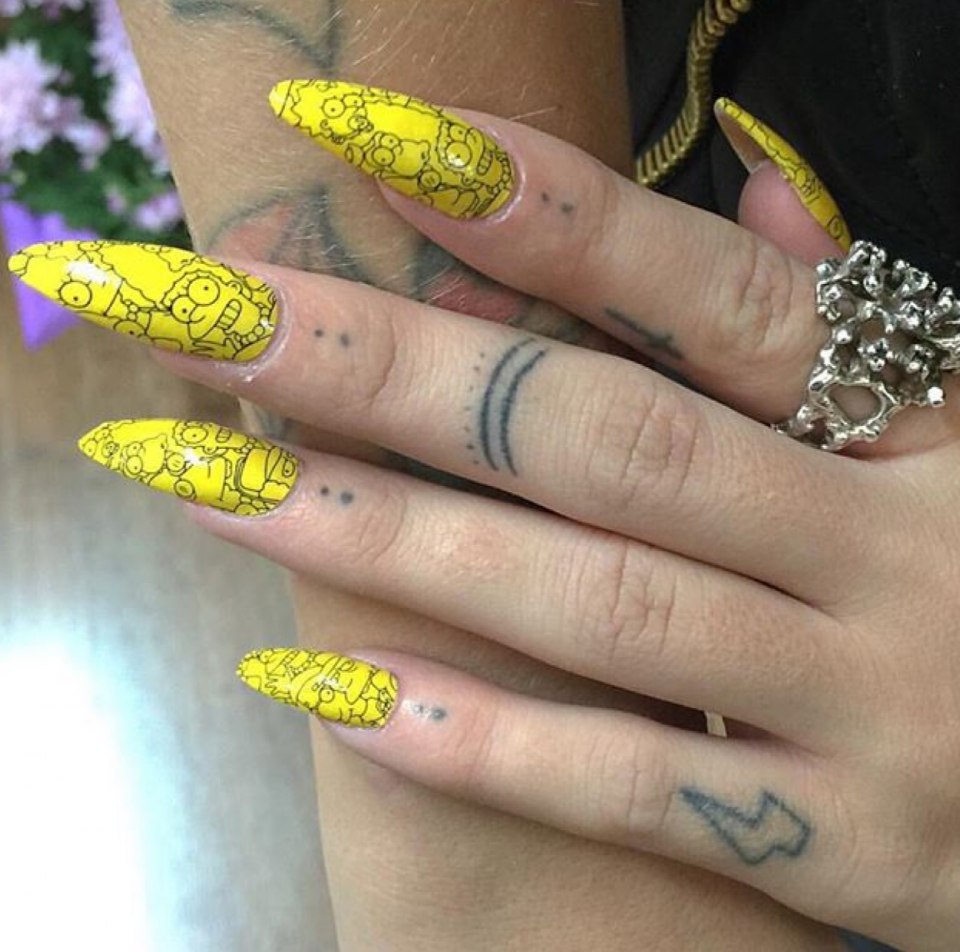 Жёлтый маникюр на острые ногти
