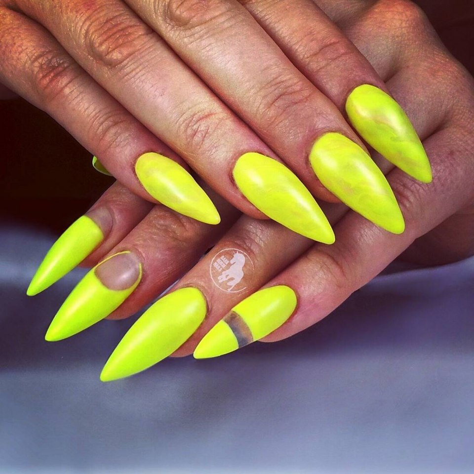 Жёлтый маникюр на длинные ногти