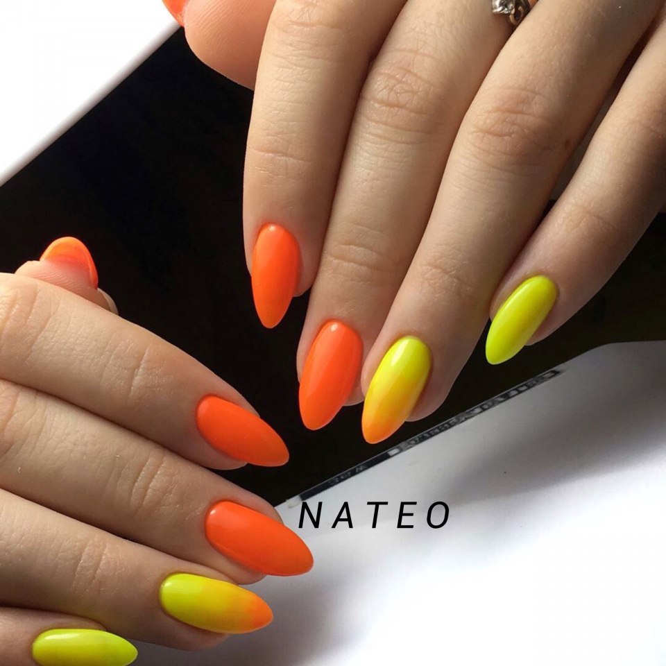 Салатовые ногти острые