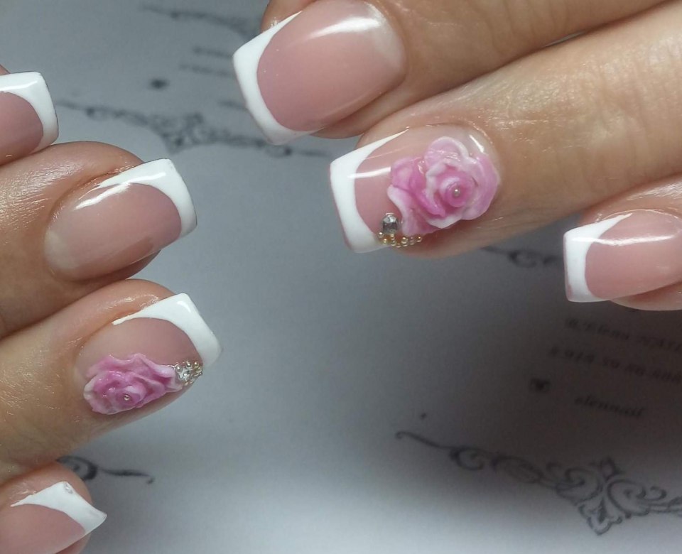 Французский маникюр с розами