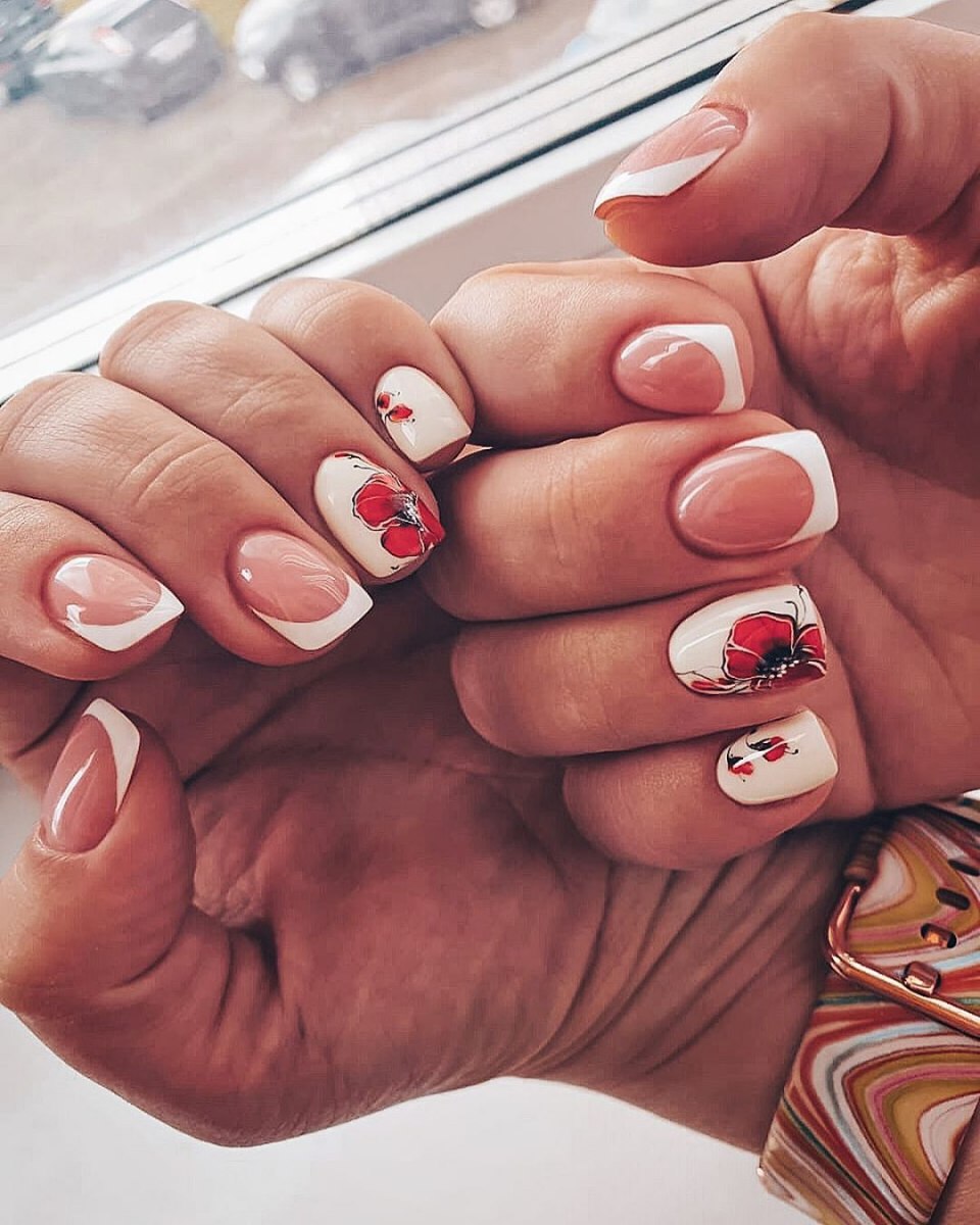 Белый френч с красными цветами